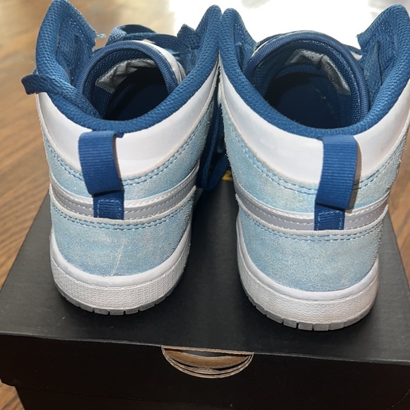 Jordan sneakers - worn a few times. Jordan 1 MID SE (PS) - Picture 4 of 10